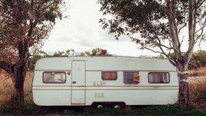 angelo pantazis oxtgz uzb7q unsplash A caravan in a field