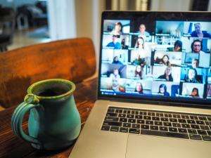 chris montgomery smgtvepind4 unsplash Work meeting with a warm drink