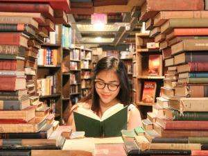 ying ge yo1cwjvkfy unsplash Girl reading a book